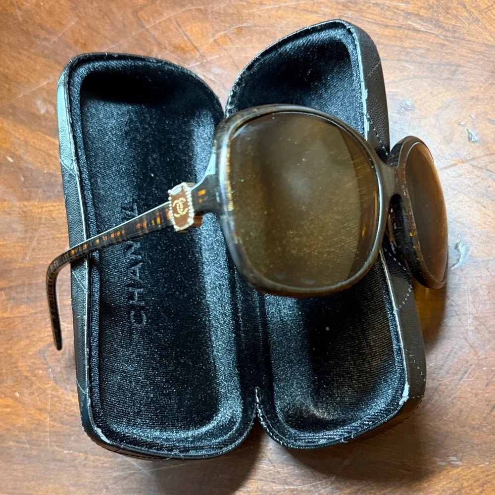 CHANEL Tortoise Shell‎ Sunglasses with Black Case